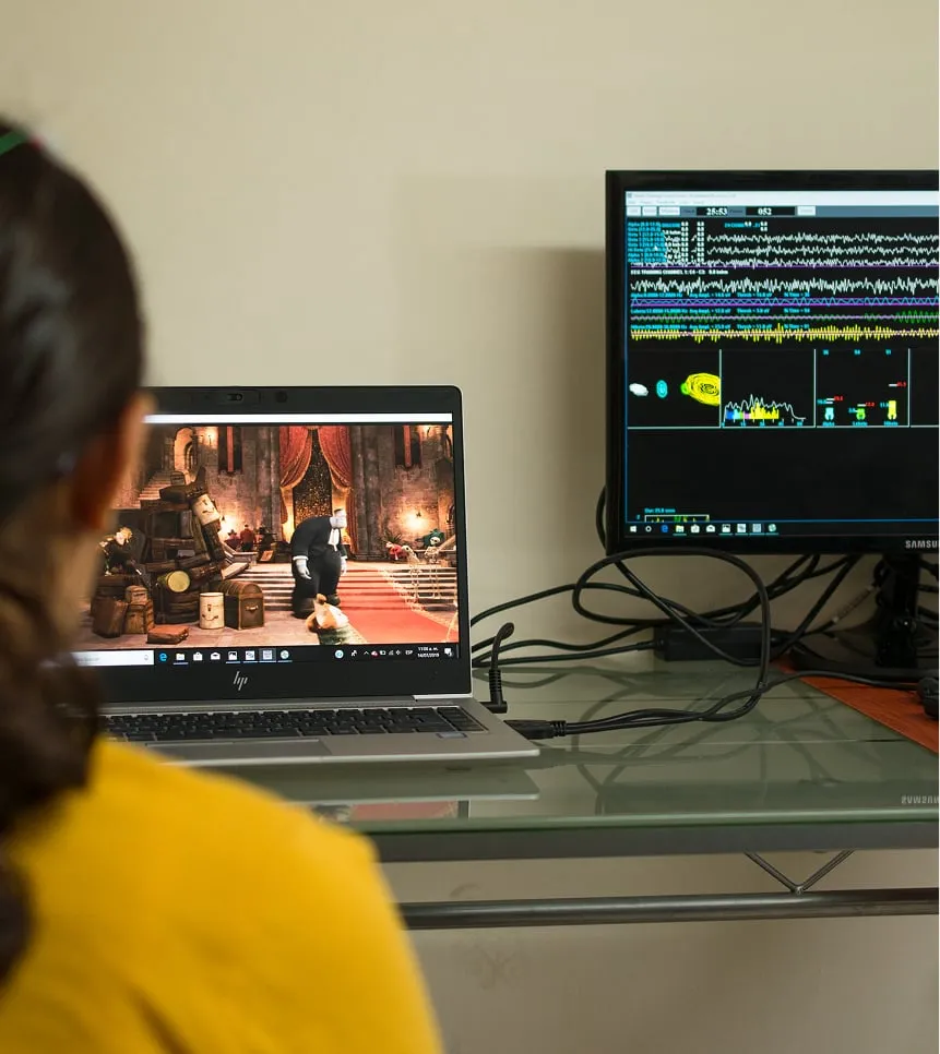 Sesión de neurofeedback: un juego en la pantalla responde al registro cerebral