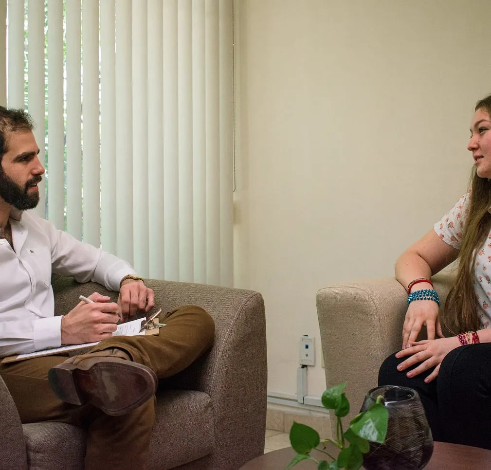 Psicólogo de INNA tomando notas durante una sesión